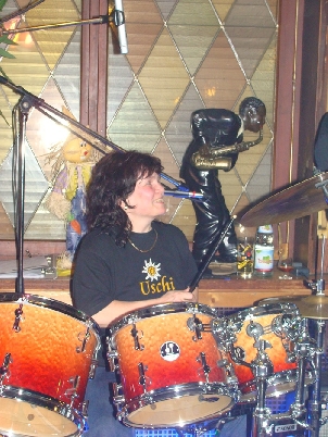 Uschi am Schlagzeug